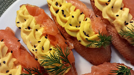 Lososové crostini s vaječno-čedarovým krémem