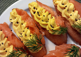 Lososové crostini s vaječno-čedarovým krémem