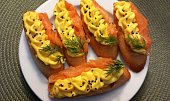Lososové crostini s vaječno-čedarovým krémem