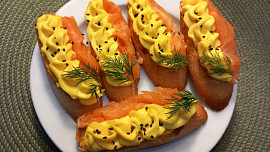 Lososové crostini s vaječno-čedarovým krémem