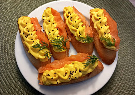 Lososové crostini s vaječno-čedarovým krémem
