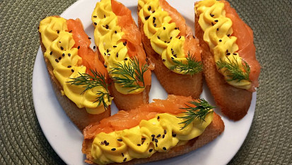 Lososové crostini s vaječno-čedarovým krémem