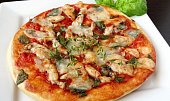 Pizza s kuřecím masem, rajčaty a špenátem