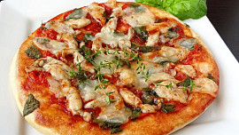 Pizza s kuřecím masem, rajčaty a špenátem