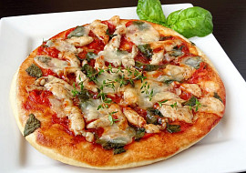 Pizza s kuřecím masem, rajčaty a špenátem