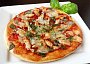 Pizza s kuřecím masem, rajčaty a špenátem