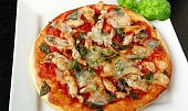 Pizza s kuřecím masem, rajčaty a špenátem