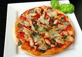 Pizza s kuřecím masem, rajčaty a špenátem