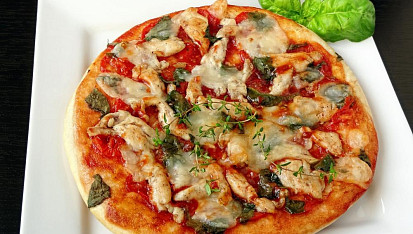 Pizza s kuřecím masem, rajčaty a špenátem