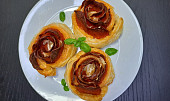 Růžičky z listového těsta a salámu
