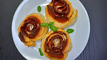 Růžičky z listového těsta a salámu