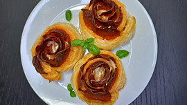 Růžičky z listového těsta a salámu