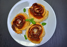 Růžičky z listového těsta a salámu