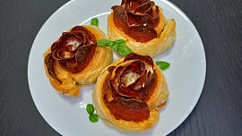 Růžičky z listového těsta a salámu