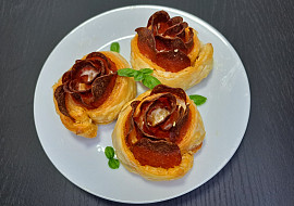 Růžičky z listového těsta a salámu