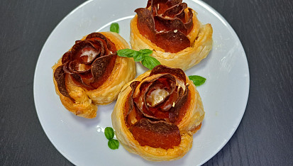 Růžičky z listového těsta a salámu