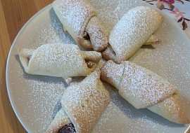 Smetanové nekynuté rohlíčky (Deťom zvyknem zabaliť do rohlíčka kúsok čokolády.)