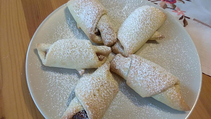 Smetanové nekynuté rohlíčky, Deťom zvyknem zabaliť do rohlíčka kúsok čokolády.