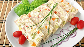 Vaječná tlačenka se zeleninou a šunkovým salámem