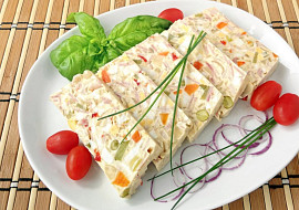 Vaječná tlačenka se zeleninou a šunkovým salámem