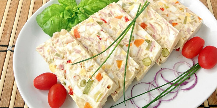 Vaječná tlačenka se zeleninou a šunkovým salámem