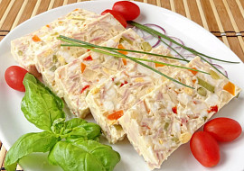 Vaječná tlačenka se zeleninou a šunkovým salámem