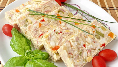 Vaječná tlačenka se zeleninou a šunkovým salámem