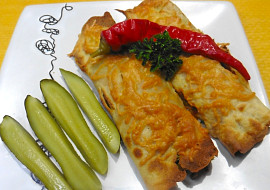 Zapečené palačinky plněné sýrem, bramborem a šunkou