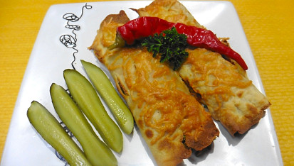 Zapečené palačinky plněné sýrem, bramborem a šunkou