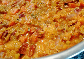 Červená čočka s klobásou