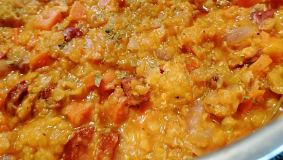 Červená čočka s klobásou