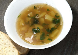 Česnečka s bramborami