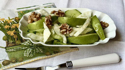 Fenyklový salát s jablkem a okurkou