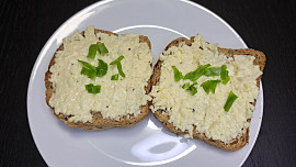 Hermelínovo-česneková pomazánka