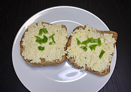 Hermelínovo-česneková pomazánka