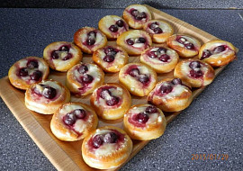 Jahodovo-třešňové koláče s kysanou smetanou