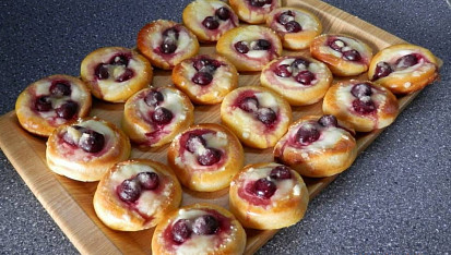 Jahodovo-třešňové koláče s kysanou smetanou