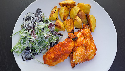 Kuře v jogurtovém těstíčku s pečenými brambory