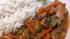 Kuřecí nudličky s mrkví, pórkem a zázvorem