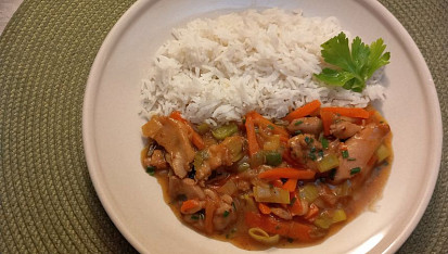 Kuřecí nudličky s mrkví, pórkem a zázvorem