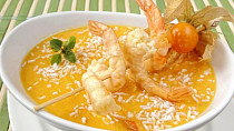Mrkvová polévka s krevetovým špízem