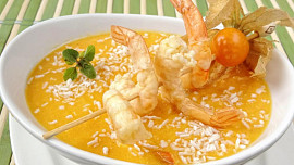Mrkvová polévka s krevetovým špízem