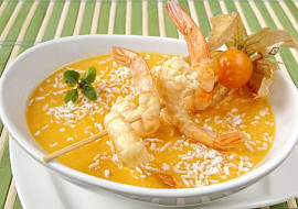 Mrkvová polévka s krevetovým špízem