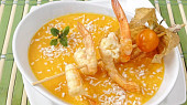 Mrkvová polévka s krevetovým špízem