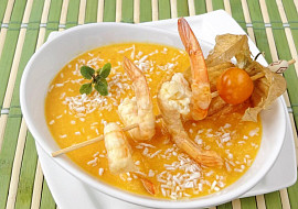 Mrkvová polévka s krevetovým špízem