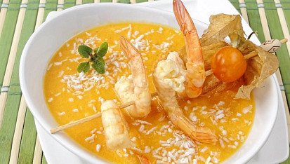 Mrkvová polévka s krevetovým špízem