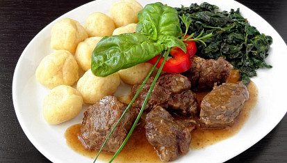 Pečený jehněčí ořez s listovým špenátem