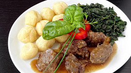 Pečený jehněčí ořez s listovým špenátem
