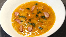 Polévka z červené čočky a pikantní klobásy