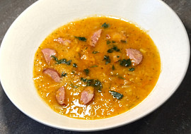 Polévka z červené čočky a pikantní klobásy